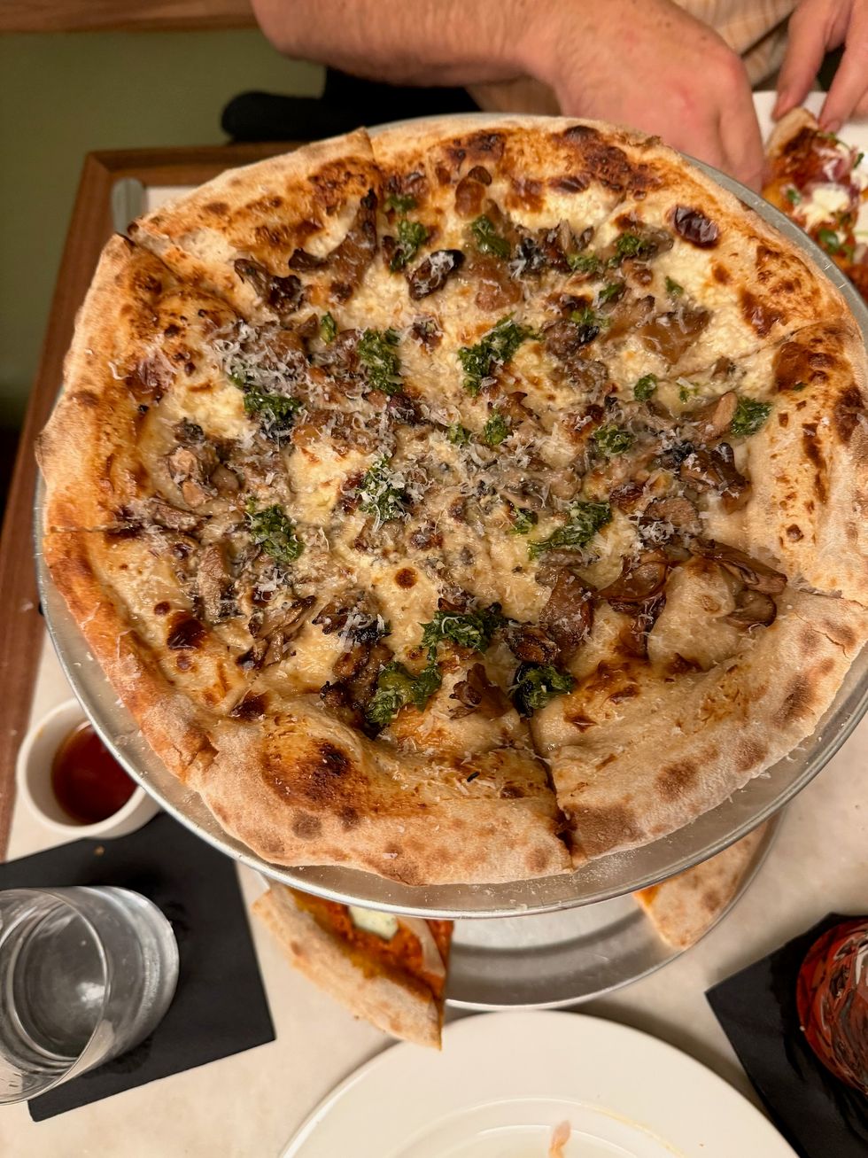 Murray's Pizza & Wine mushroom pizza