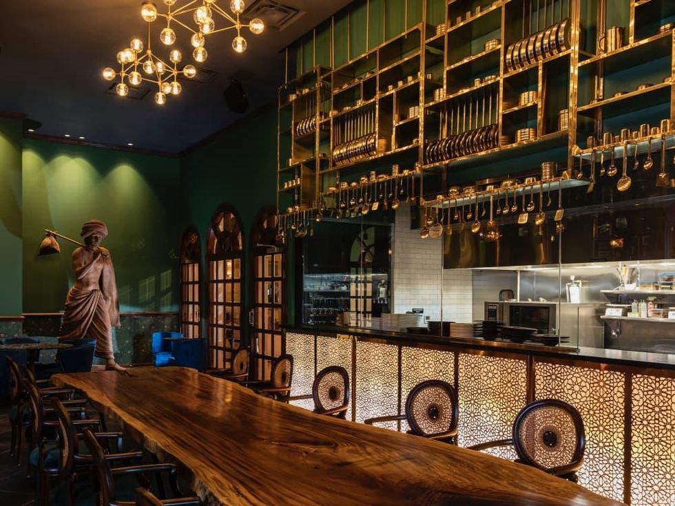 Musaafer traveler's room statue