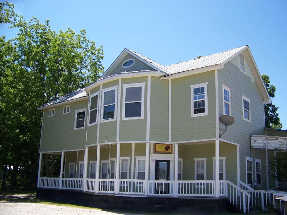 My Dee Dee's Pie Shoppe building exterior day