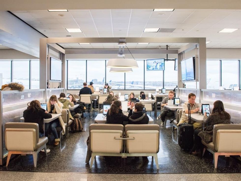 Newark/EWR gate lounge