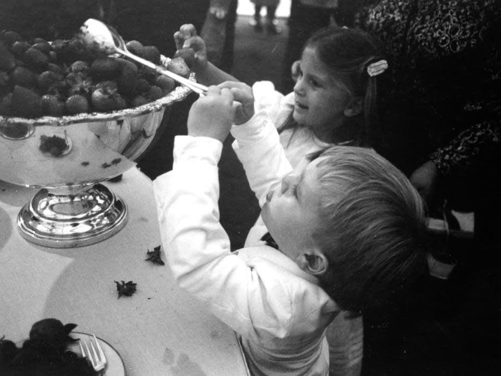 News_34_The Menil Collection opening, June 3, 1987_Children eating strawberries