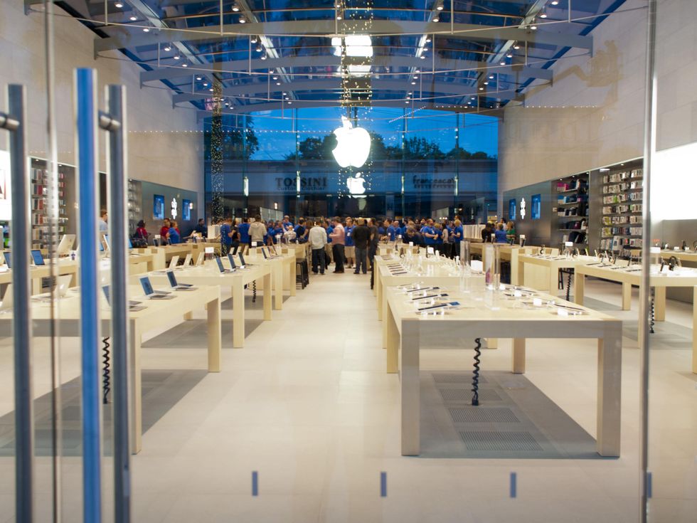 File:Apple Store, Bath, left interior.jpg - Wikipedia