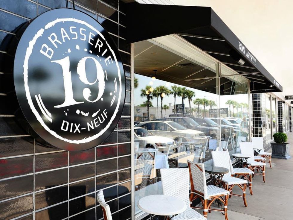 News_Brasserie 19_exterior_sign