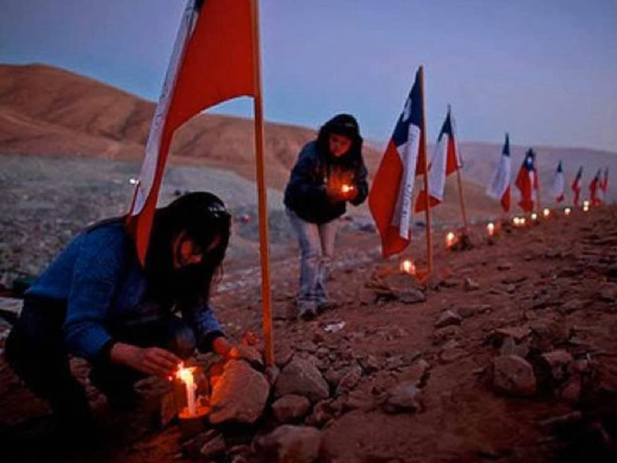 News_Chile_miners_trapped_candles_flags