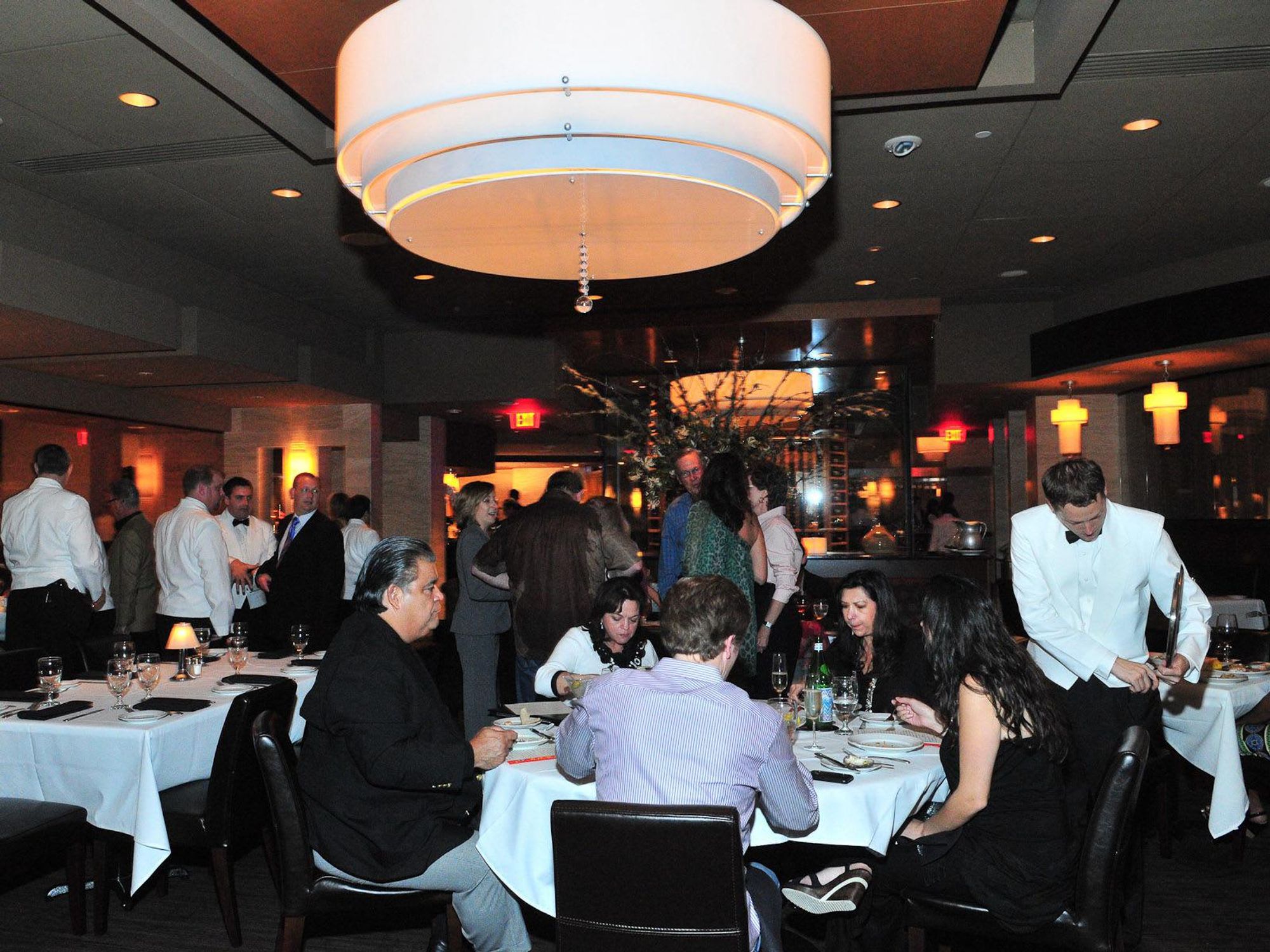 News_Eddie V's_crowd