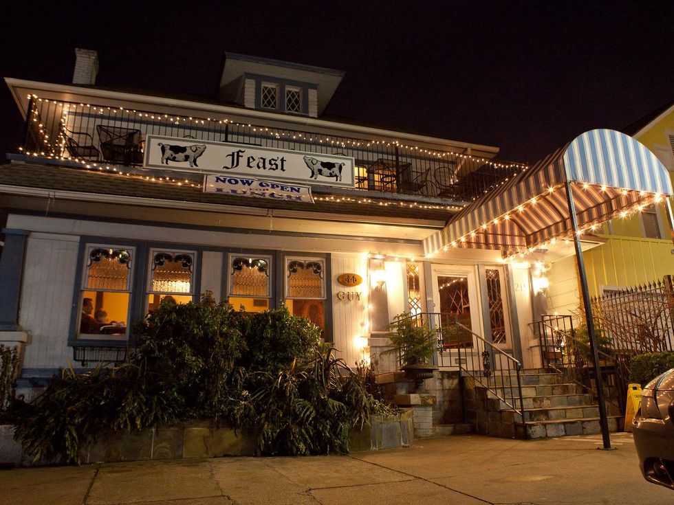 News_Feast, exterior