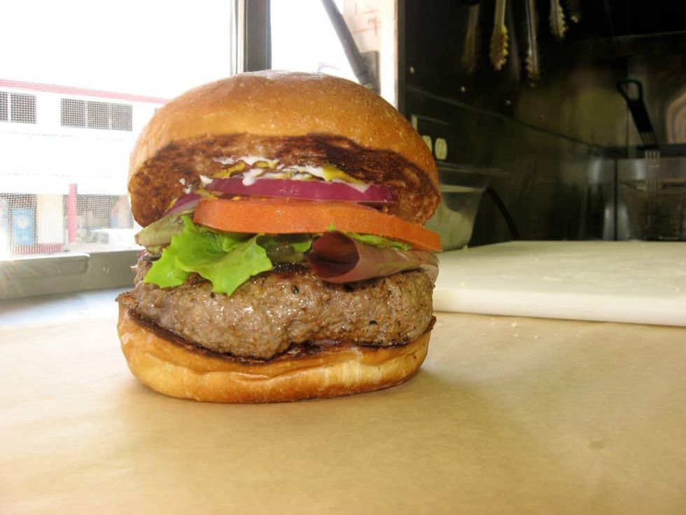 News_Janice Schindeler_food trucks_hamburger