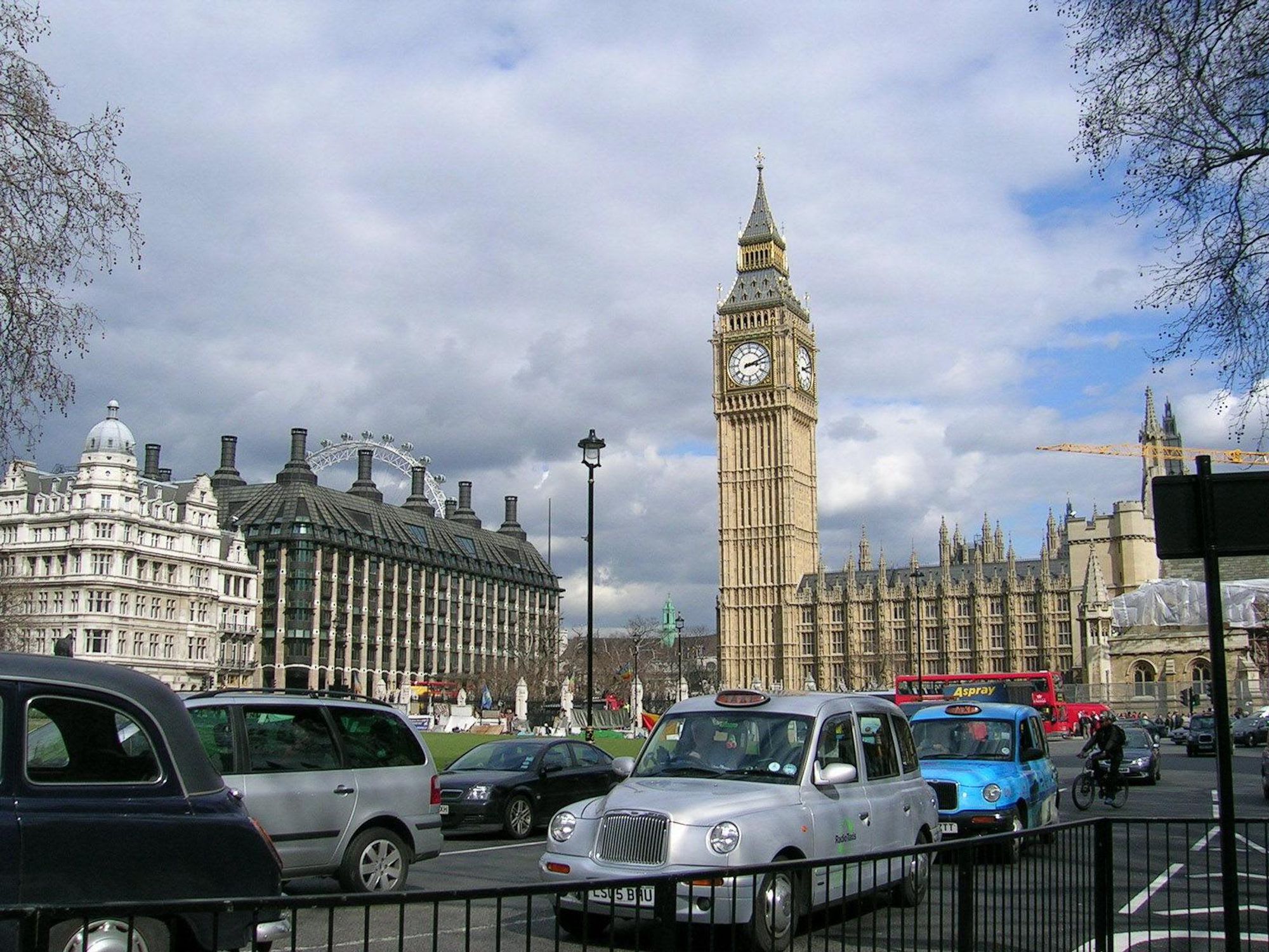 News_London_Big Ben_traffic
