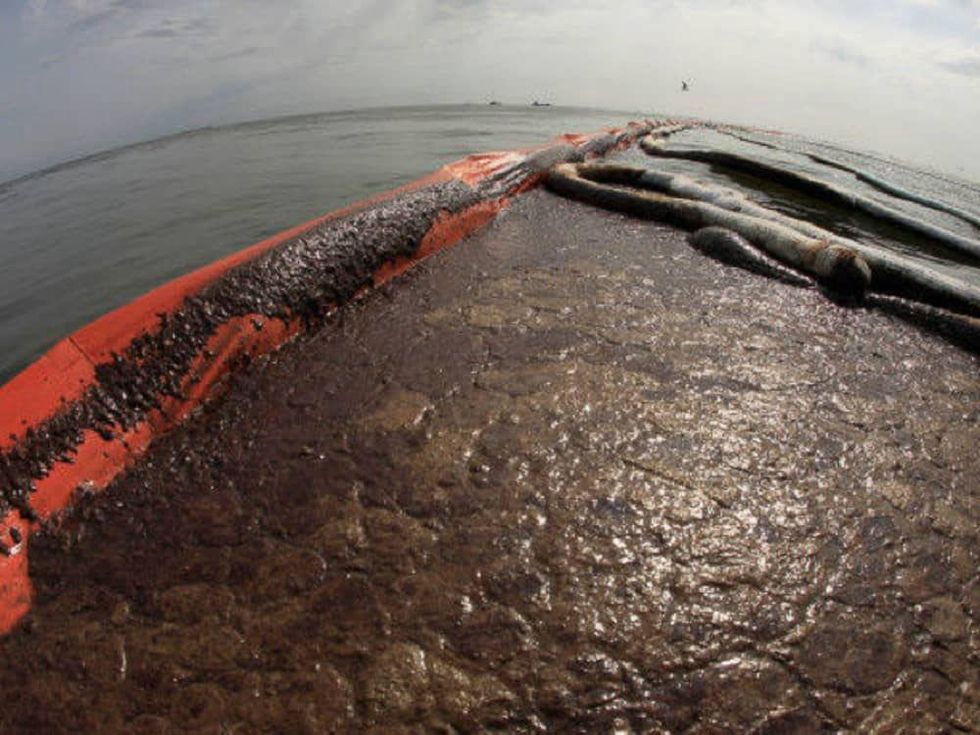 News_oil_oil spill_boom_BP