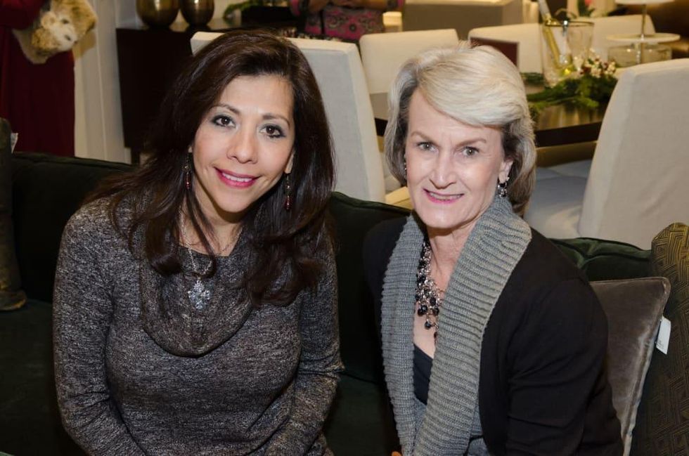 News, PetSet Gifting, Dec. 2015 Gloria Zento, Tauna Ready