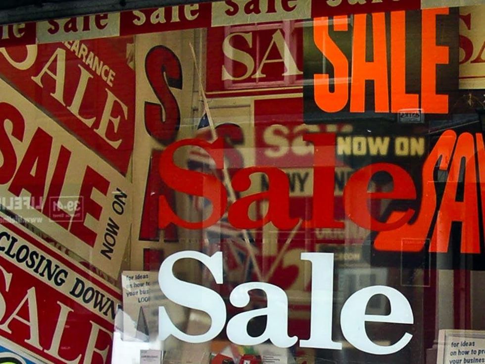 News_retail sale sign_ after xmas shopping_Dec 10
