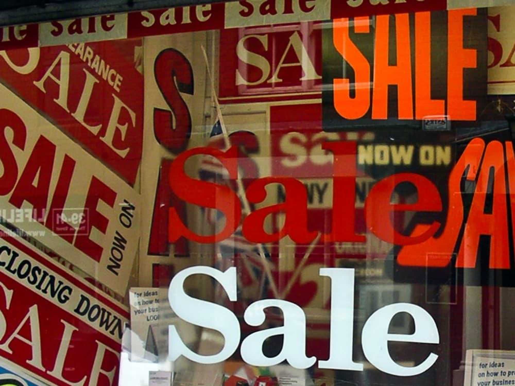 News_retail sale sign_ after xmas shopping_Dec 10