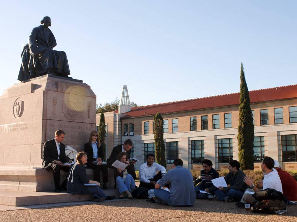 News_Rice University_happy campus_statue_students