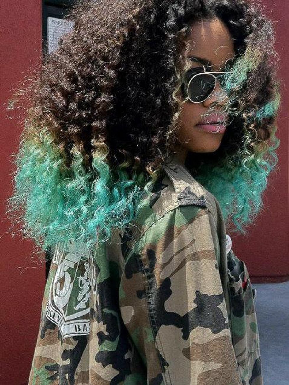 News_Teyana Taylor_blue hair_blue streaks
