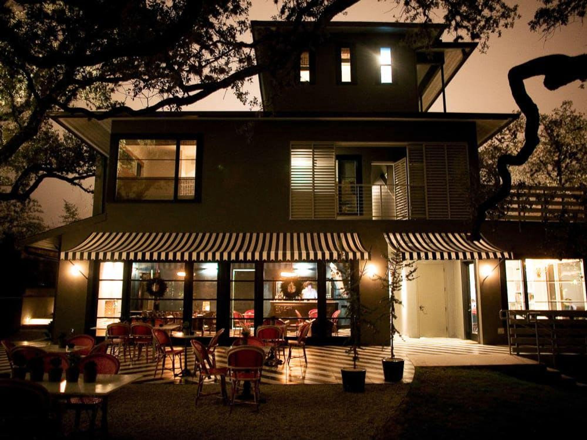 News_Travel_Lonnie Schiller_Hotel Saint Cecilia_night