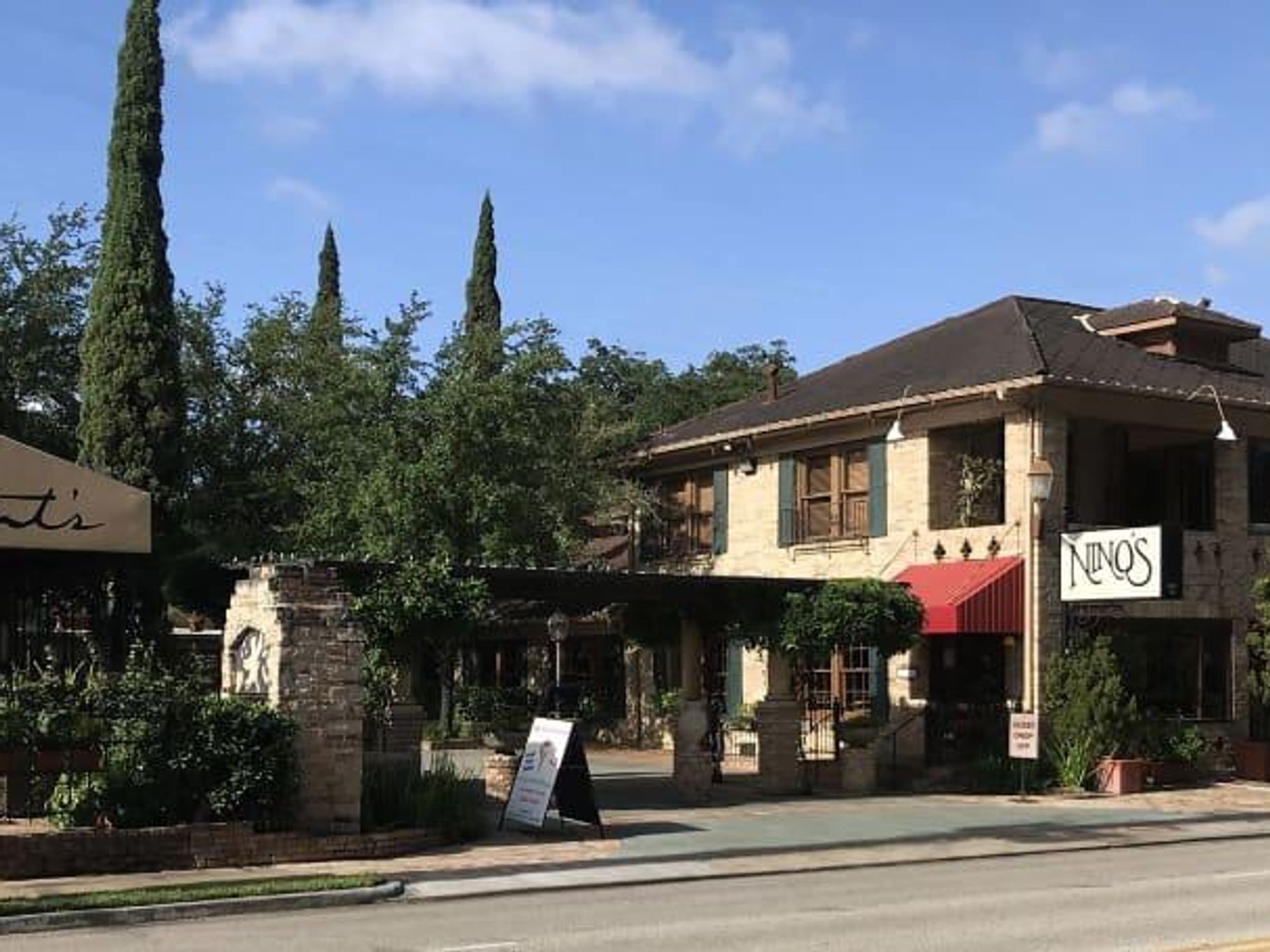 Nino's Vincent's restaurant exterior