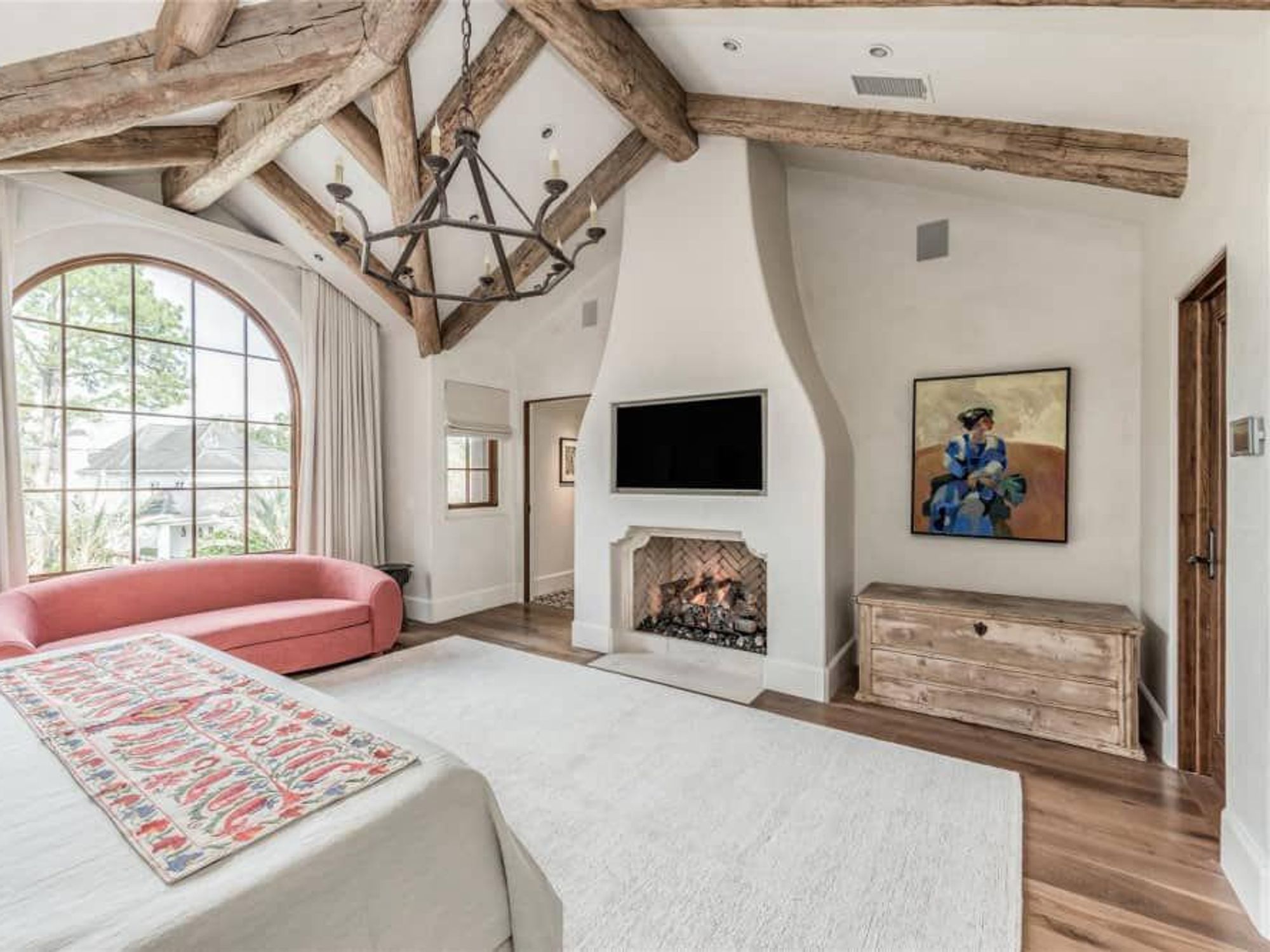 Note the woodwork on the ceilings.