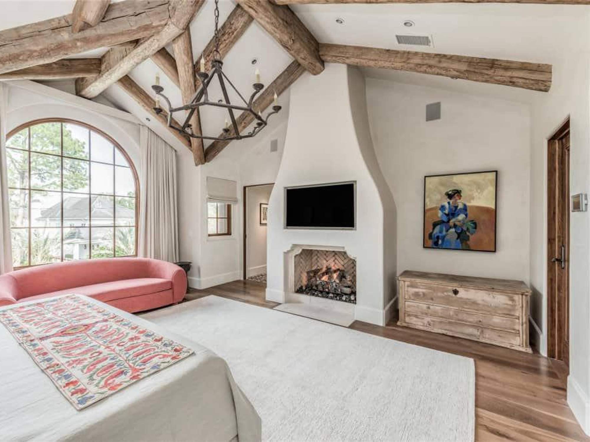 Note the woodwork on the ceilings.