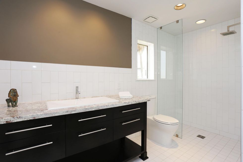 On the Market 102 Lanai St. Tiki Village Galveston August 2014 bath