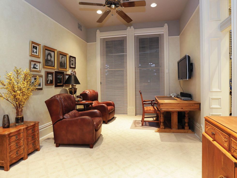 On the Market 201 Westmoreland sitting room