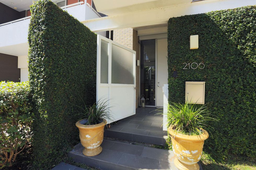 On the Market 2106 Crocker Fulton Davenport house August 2014 front door