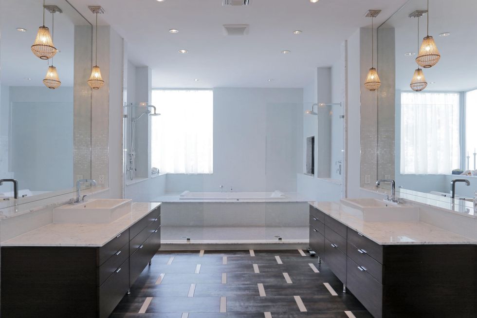 On the Market 2106 Crocker Fulton Davenport house August 2014 master bath