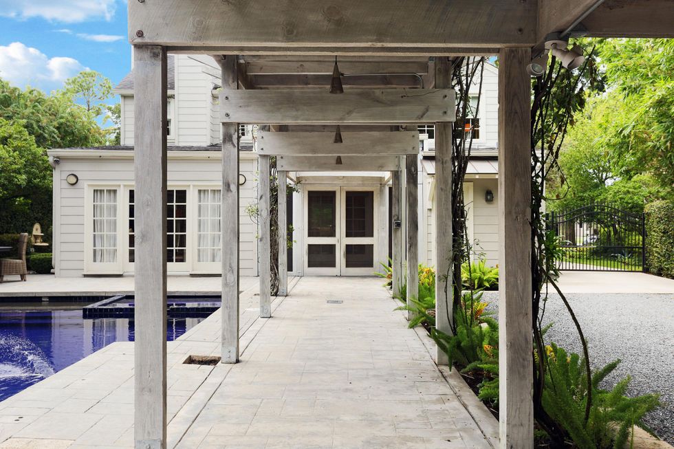 On the Market 2107 Looscan September 2014 walkway