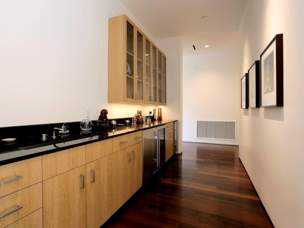 On the Market, 2115 Wroxton, bar