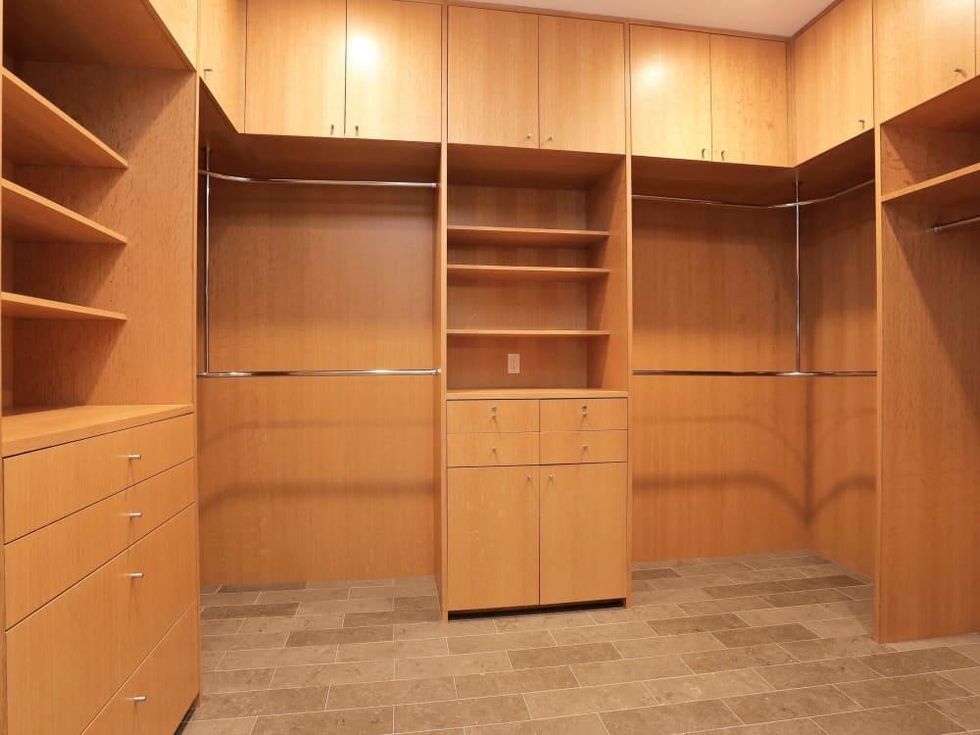 On the Market, 2115 Wroxton, closet