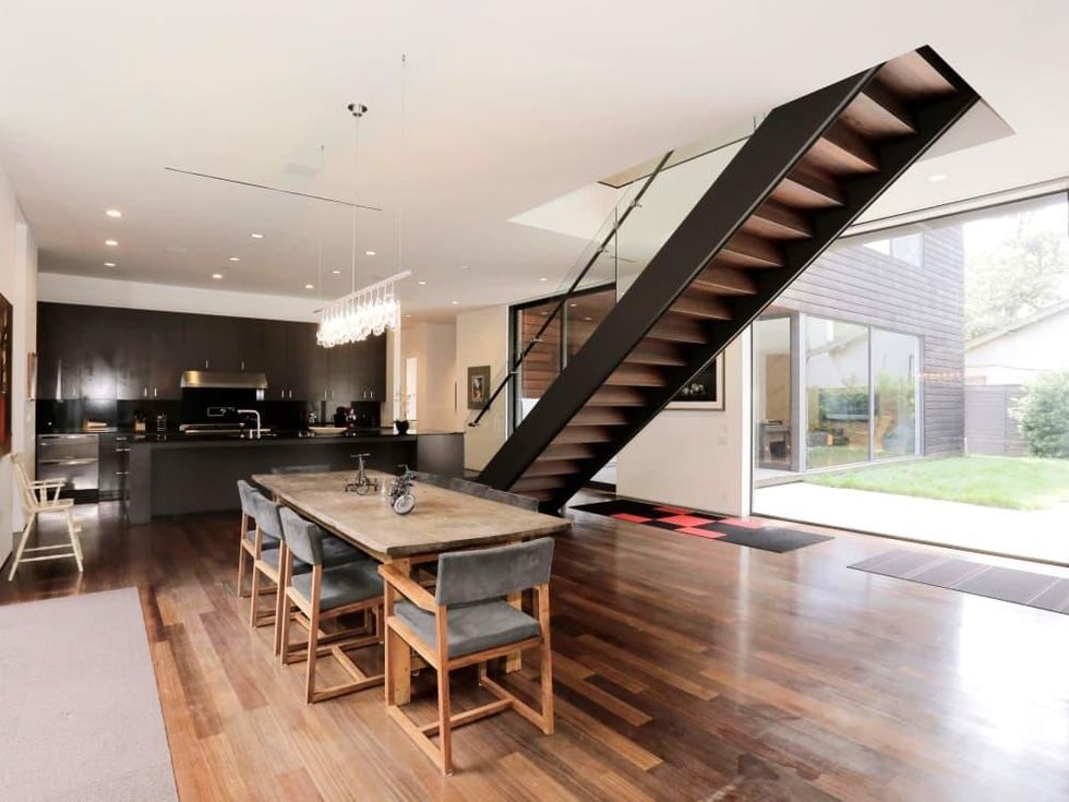 On the Market, 2115 Wroxton, dining