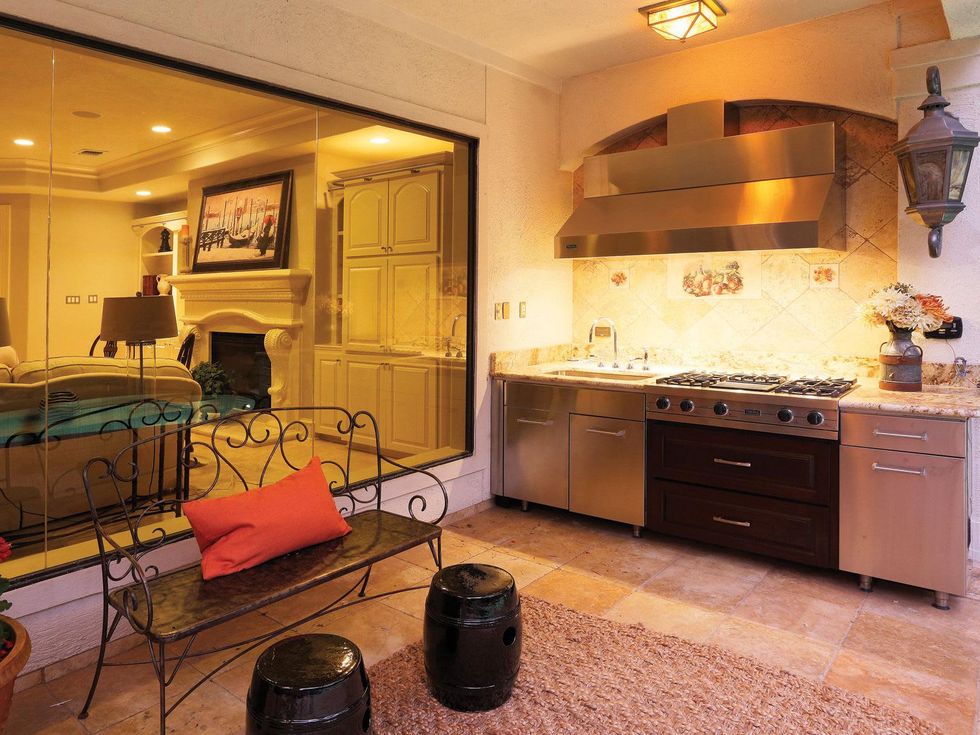 On the Market 4501 Magnolia St. May 2014 outdoor kitchen