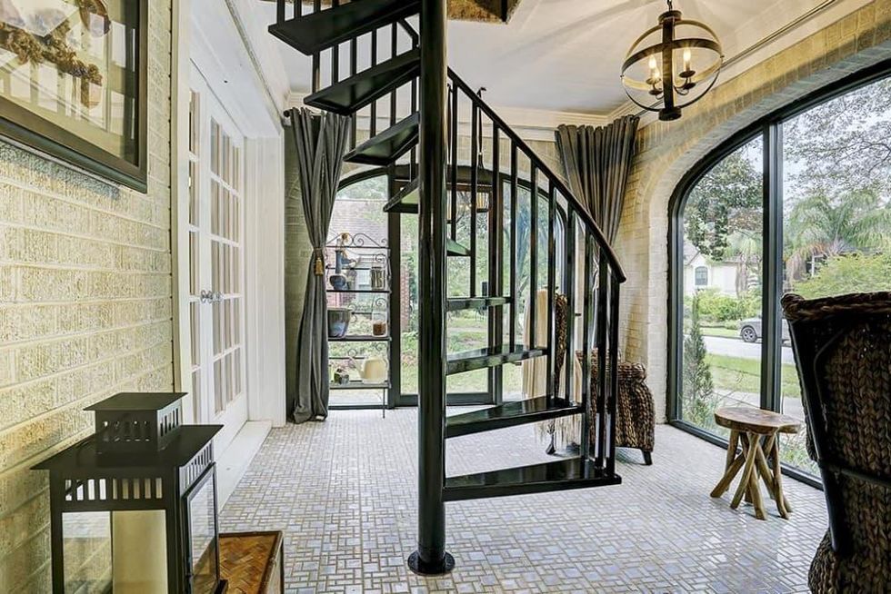 On the Market, 6635 Lindy, April 2016, sunroom