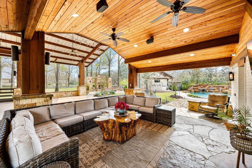 Outdoor kitchen and covered patio of 3113 Saddlebrook Lane