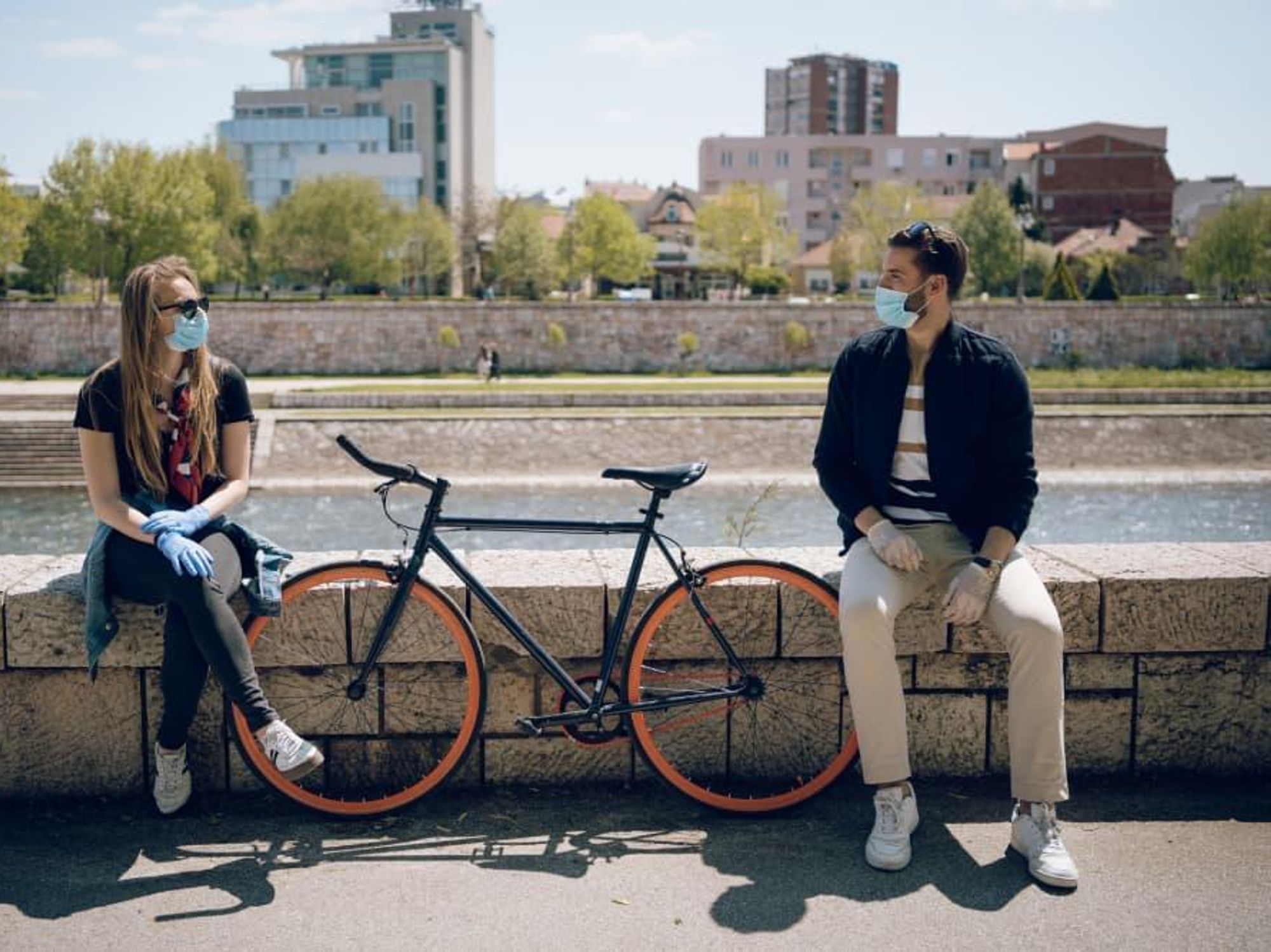 Pandemic dating with masks