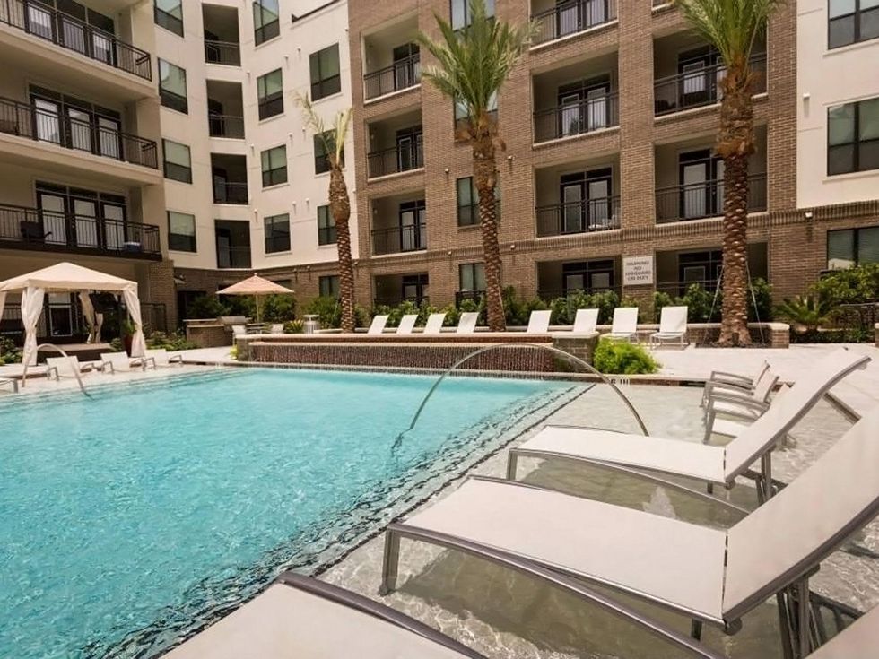 Pearl Midtown swimming pool and courtyard
