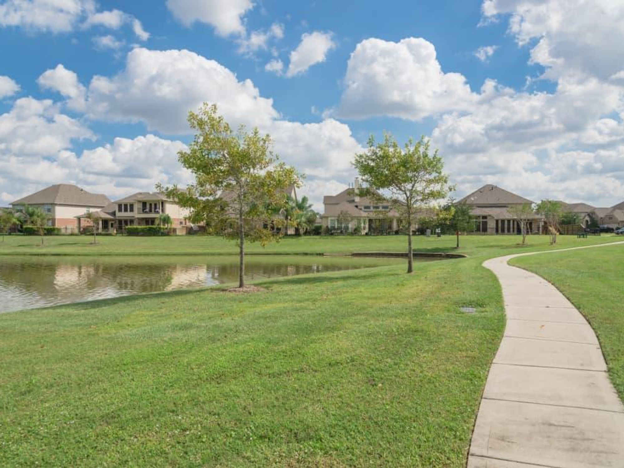 Pearland, Texas homes by the lake