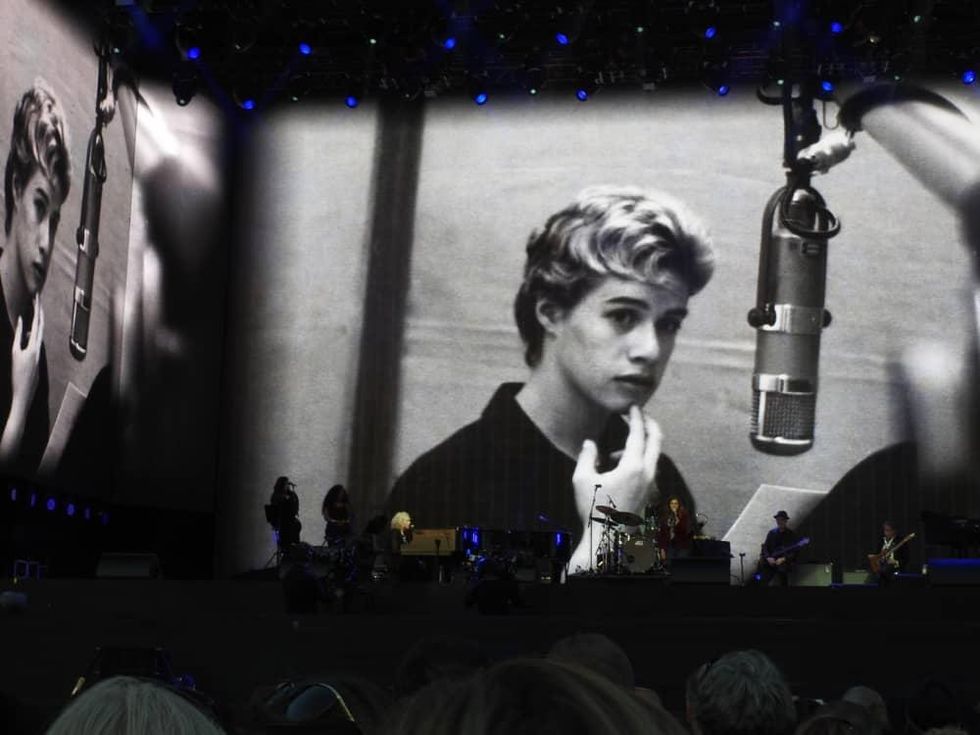 Photo of a young Carole King at London conceryt