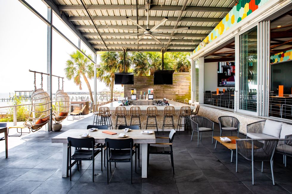 Pier 6 Seafood patio