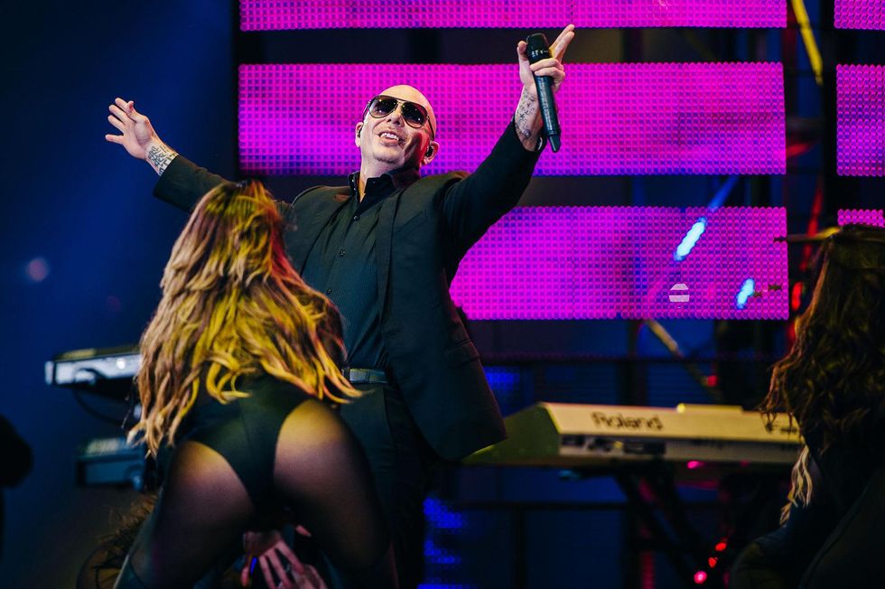Pitbull finger point