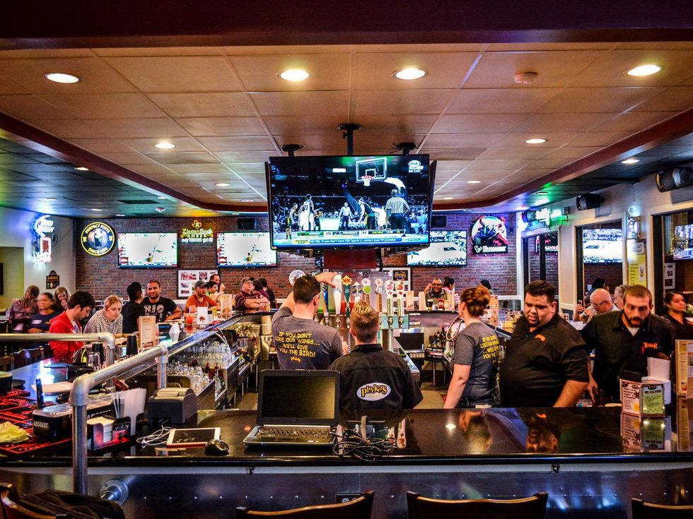 Pluckers Wing Bar Houston November 2013 interior with crowd
