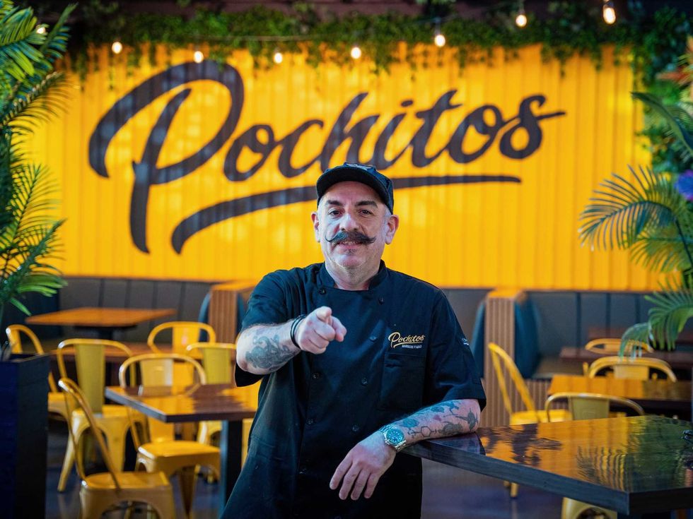Pochitos Mariscos y M\u00e1s Aquiles Chavez