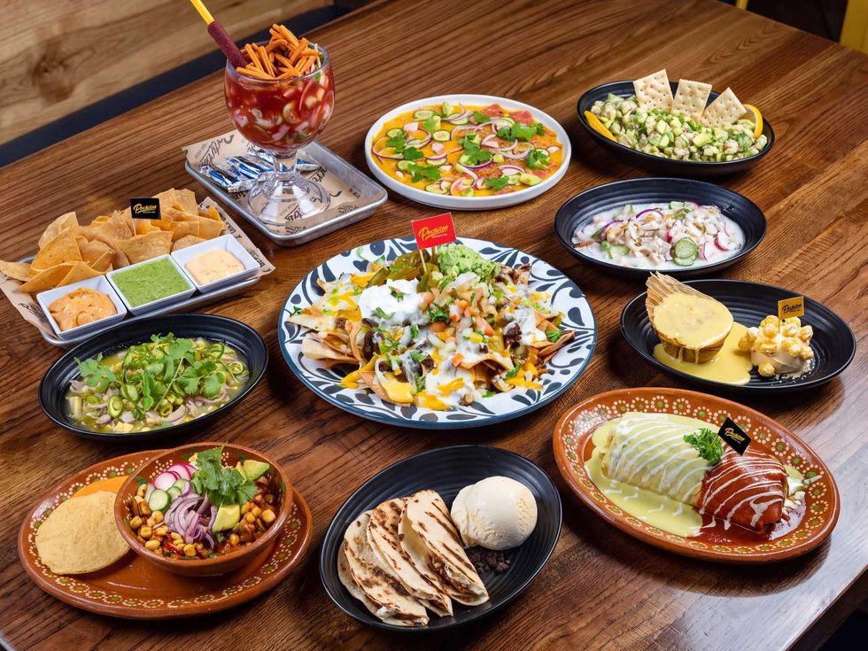 Pochitos Mariscos y M\u00e1s food spread