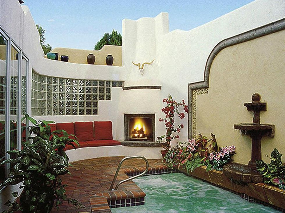 Pool and spa at El Rey Inn in Santa Fe