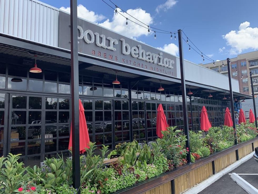 Pour Behavior exterior