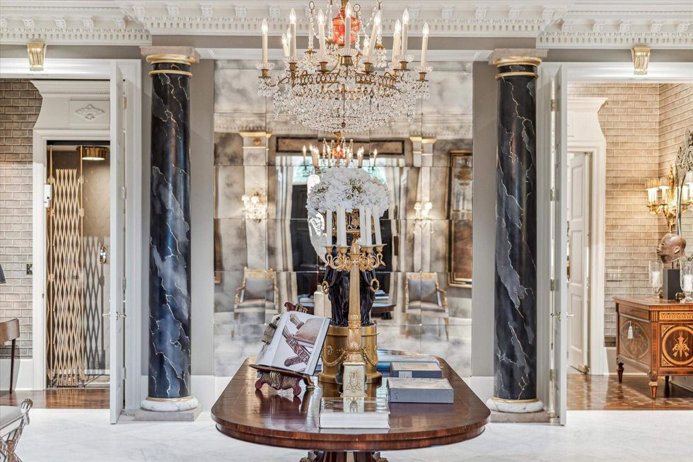 Reception room way of 6024 Memorial Drive