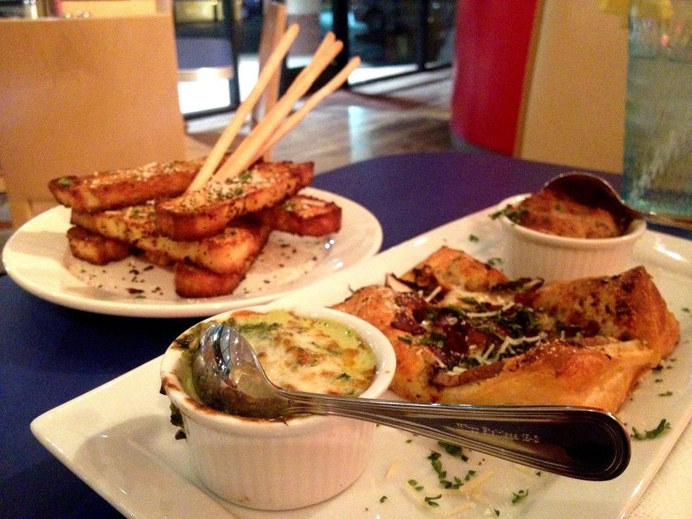Reginelli's, February 2013, Trio of roasted garlic spread, spinach and artichoke dip and Portabella and cheese pastry served with crunchy breadsticks and crostini