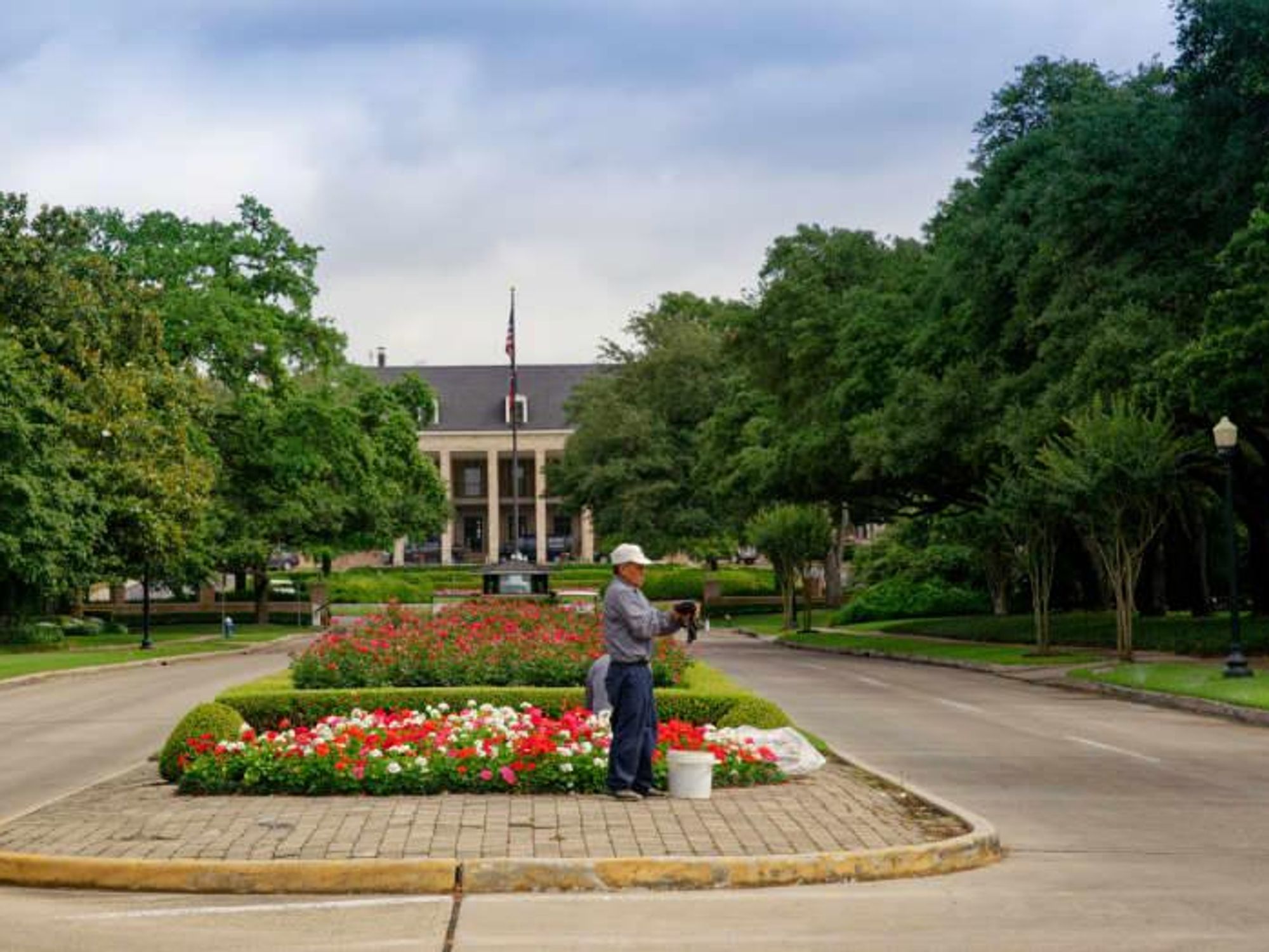 River Oaks Boulevard esplanade River Oaks Country Club