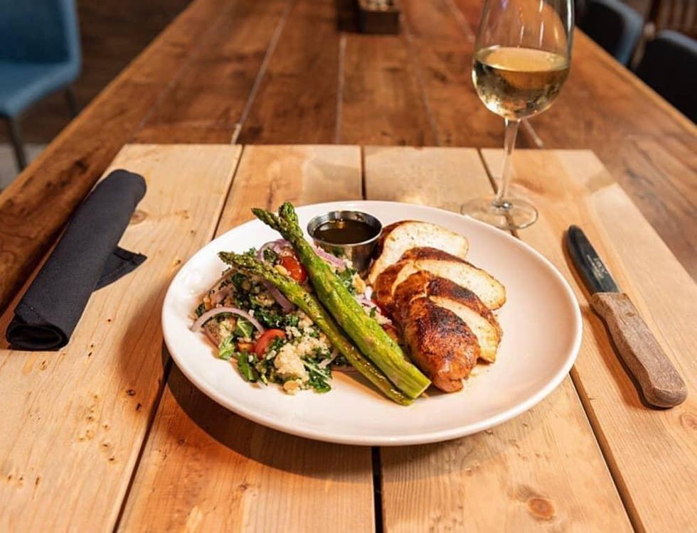 Roast chicken with asparagus