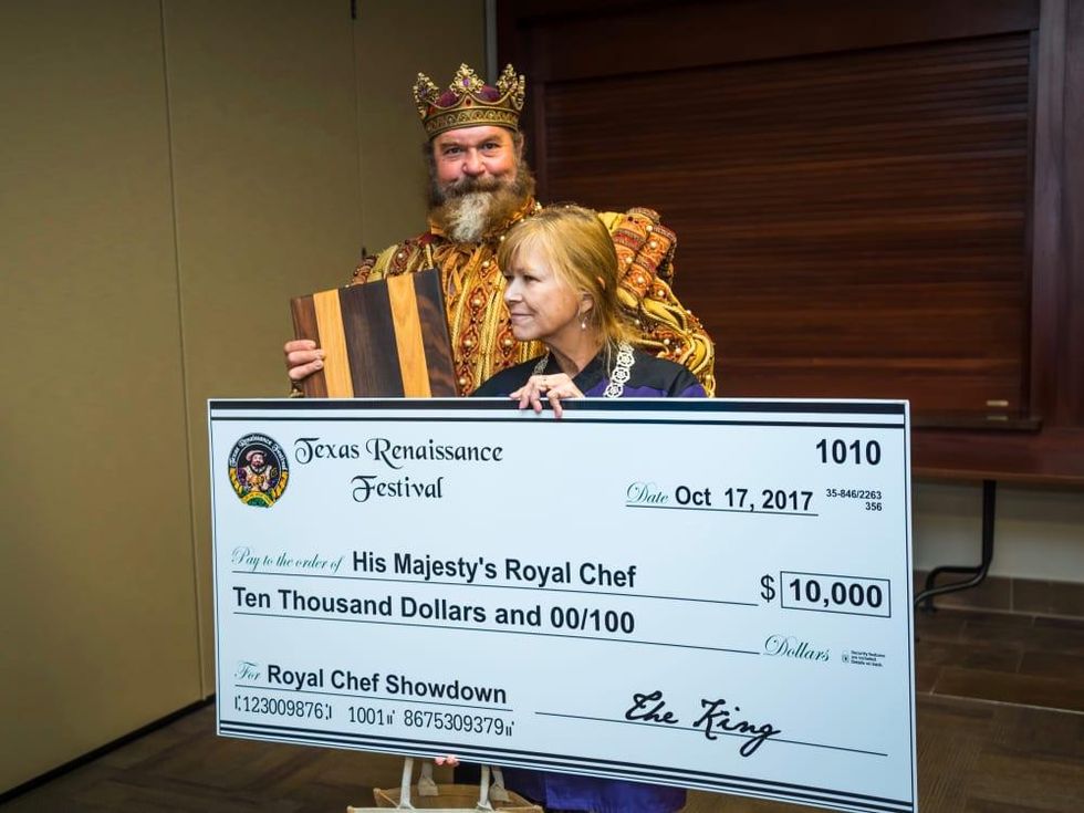 Robin Mueller poses with Texas Renaissance Festival king after winning food contest