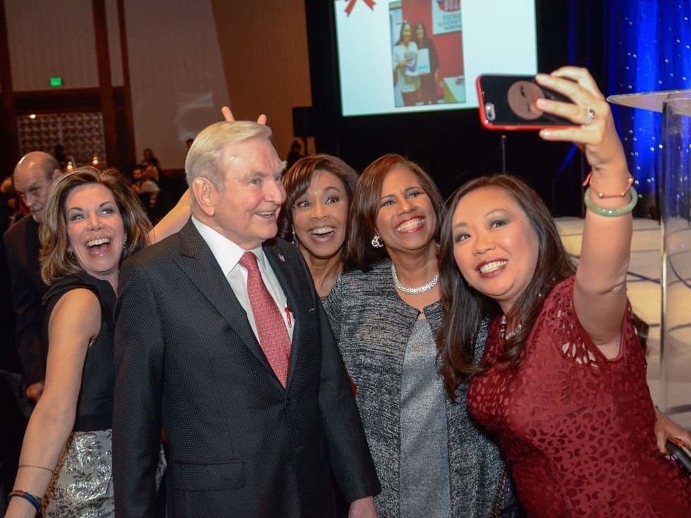 Roseann Rogers, Dave Ward, Gina Gaston, Melanie Lawson, Miya Shay take a Selfie